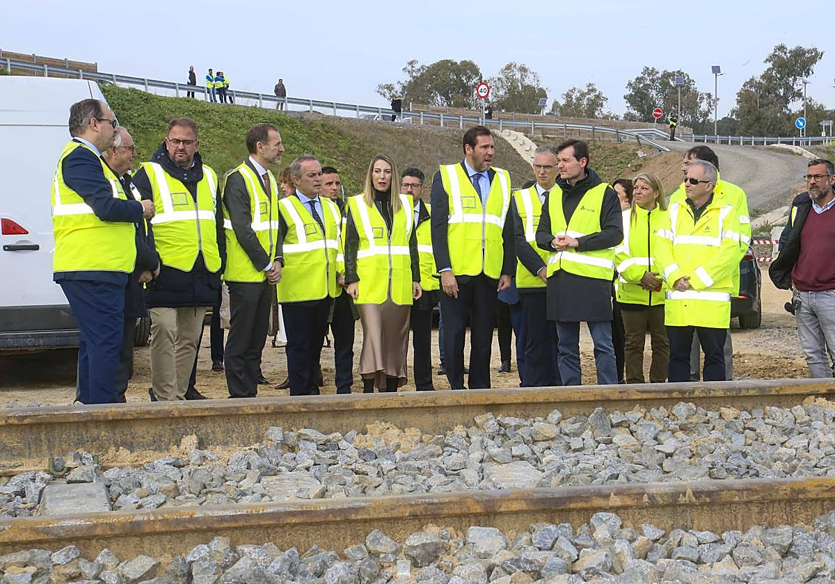 Óscar Puente visita las obras de dos tramos pendientes en la línea ferroviaria entre Madrid y Badajoz en el entorno de Mérida.
