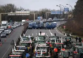 La Gendarmería impidió el avance de los tractores de los agricultores en la autopista A6 a la altura de Chilly-Mazarin.