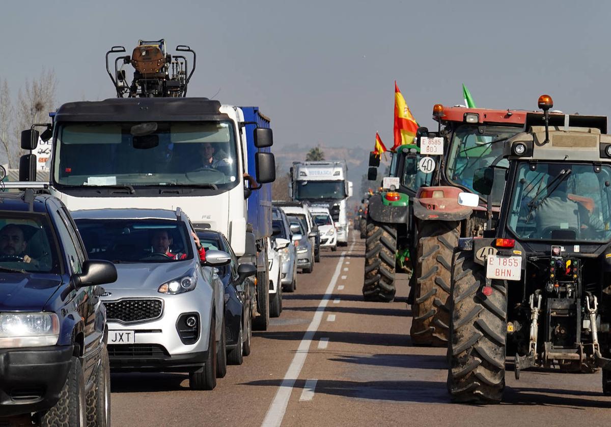 Protesta de agricultores en las inmediaciones de Montijo durante la jornada de ayer.