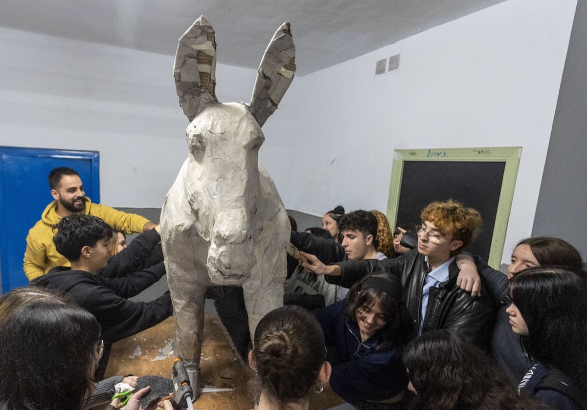 28 alumnos de Artes Plásticas del IES Al-Qázeres han confeccionado el burro de cartón.