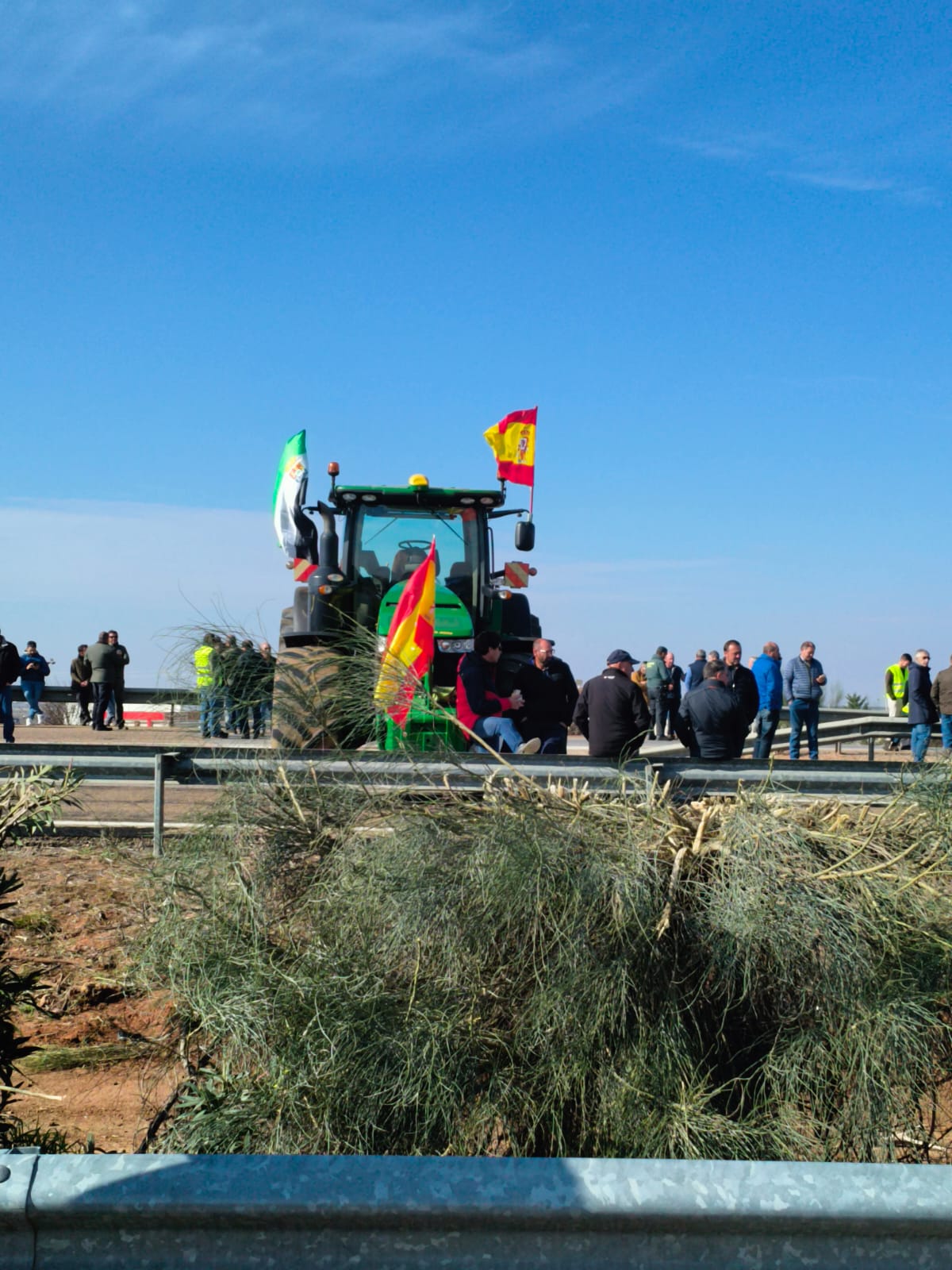 Manifestantes en la A-66 a la altura de Almendralejo.