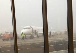 Foto de archivo de un avión envuelto en niebla en el aeropuerto de Badajoz.