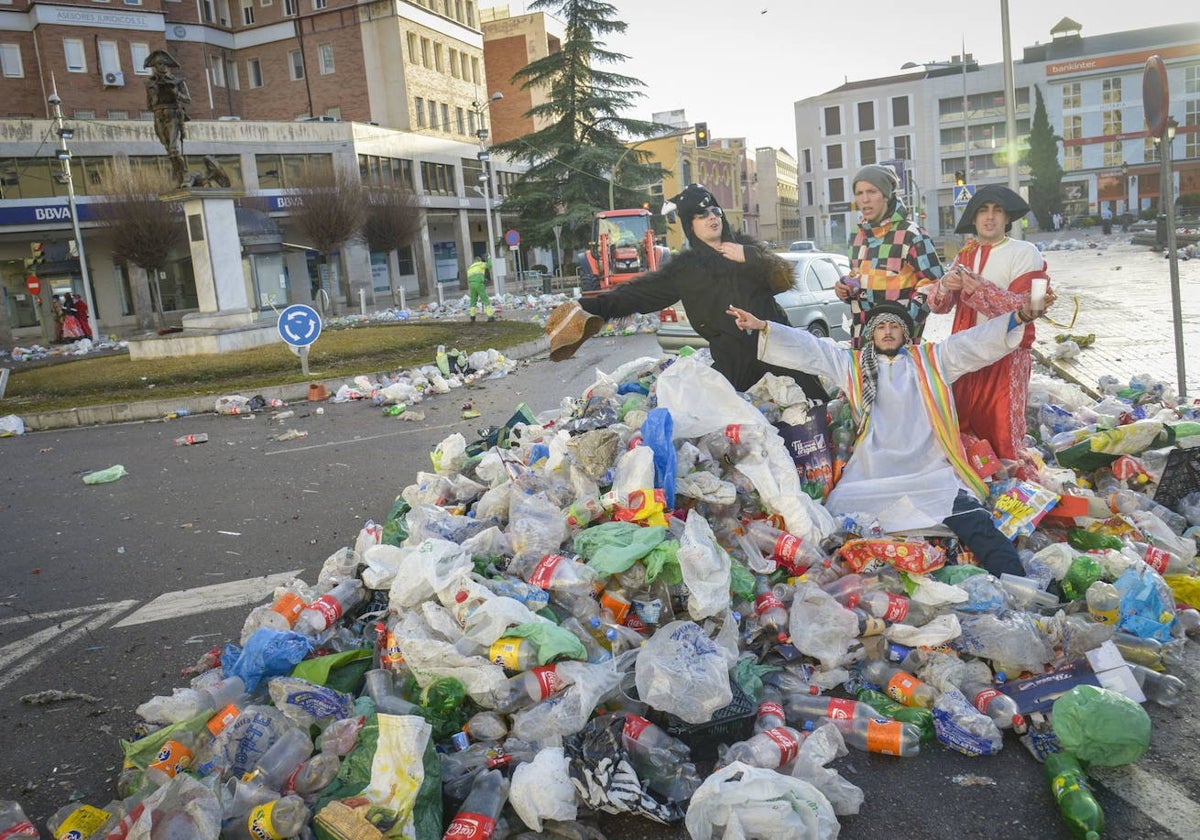 Basuras del botellón acumuladas en San Atón en los Carnavales de 2014