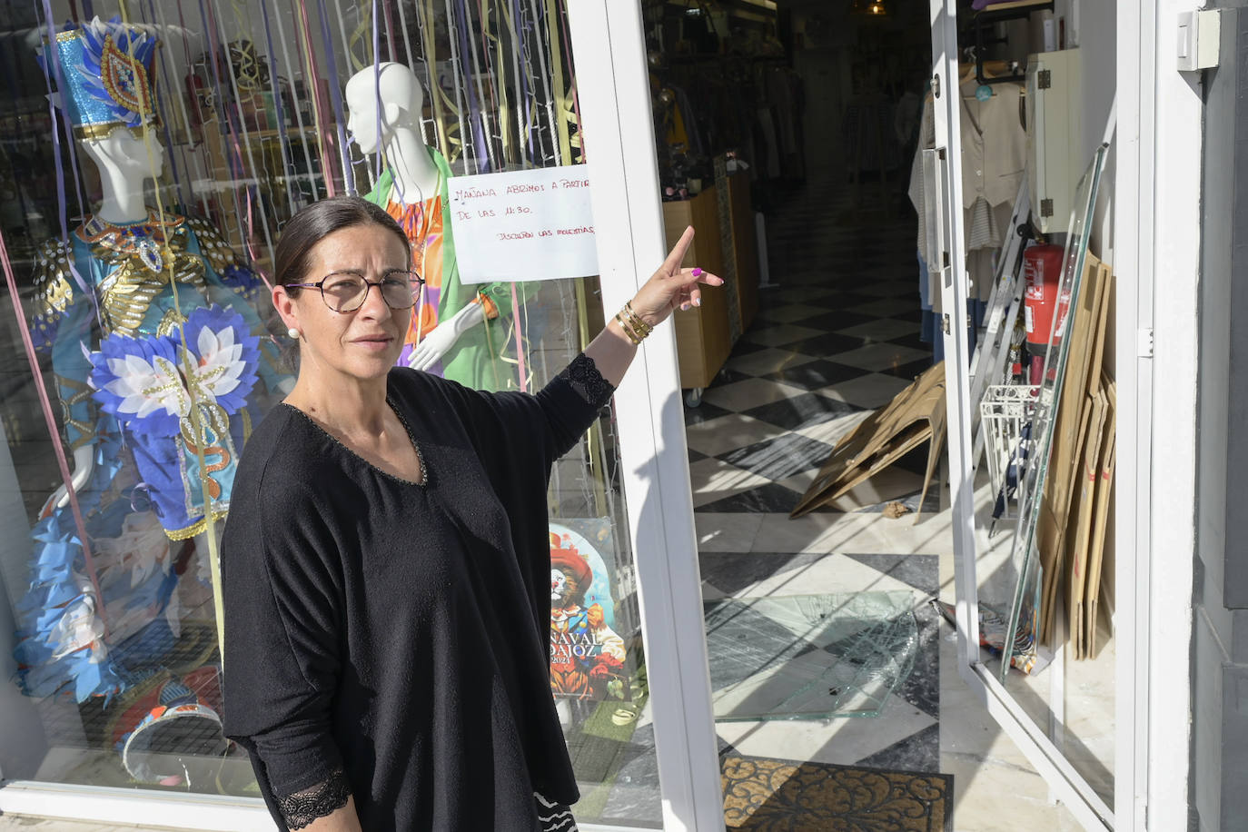 Emilia Ramos denuncia que el mismo hombre irrumpió en la boutique de Emilie el domingo 28 de enero a las 22.30 horas, cuando ella estaba dentro con dos dependientas. Lograron ahuyentarlo con un palo que cogieron de un perchero.