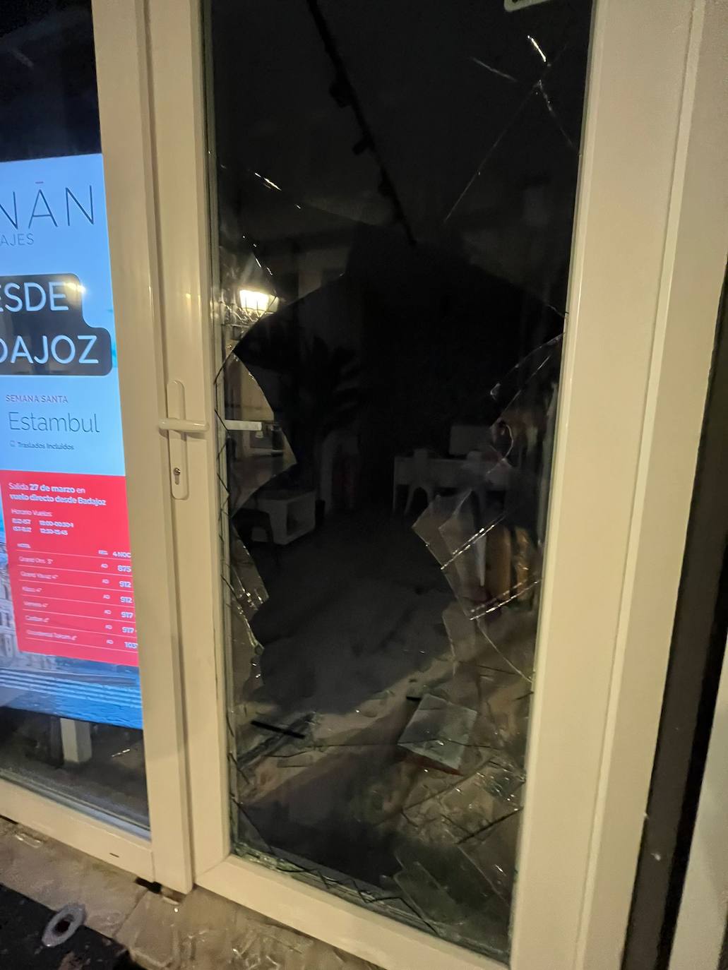 En los tres casos reventaron el cristal de las puertas para entrar en los establecimientos.