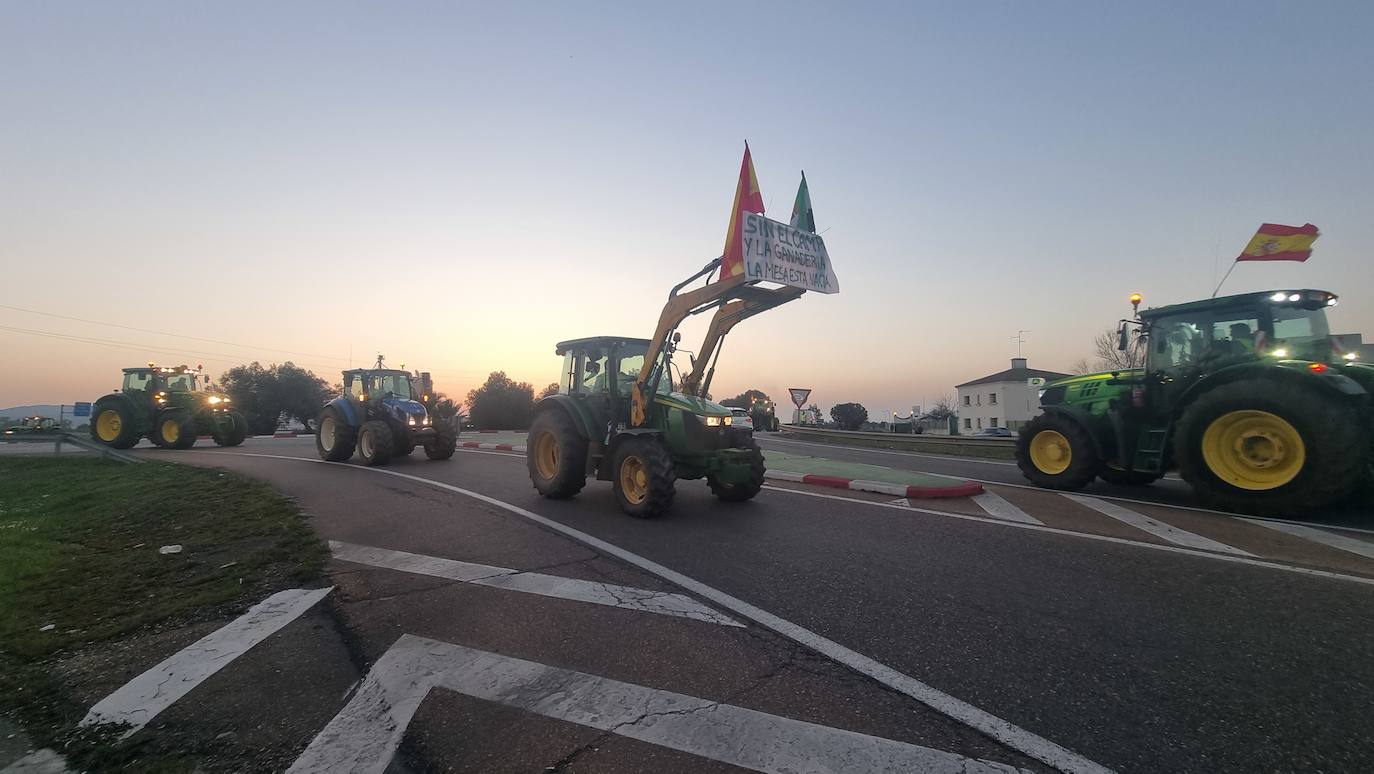 Tractores junto a la glorieta de la Consejería de Agricultura, en Mérida. 