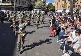 Público sentado en las sillas disfrutando del desfile.