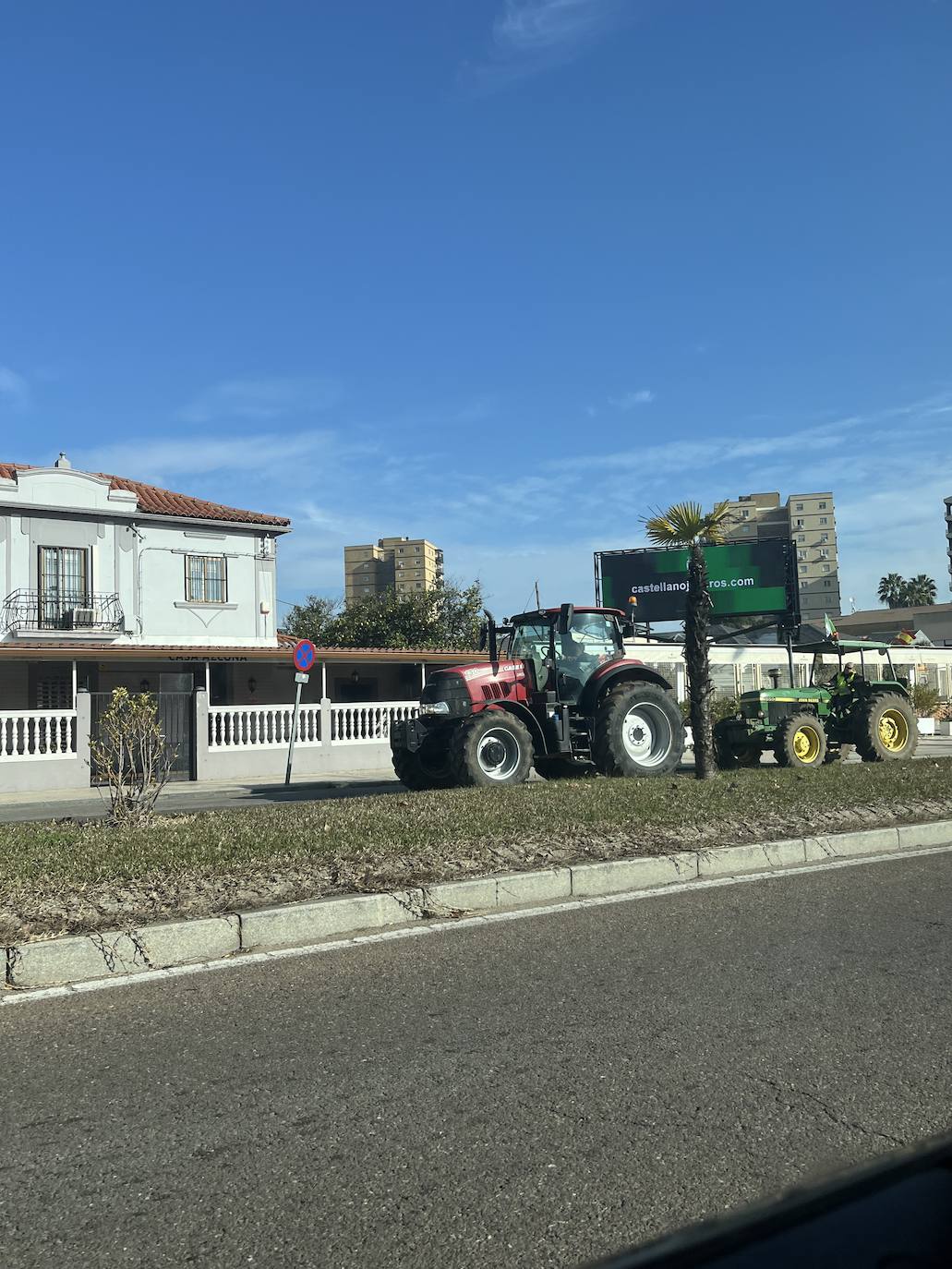 Tractores circulando por el centro de Badajoz