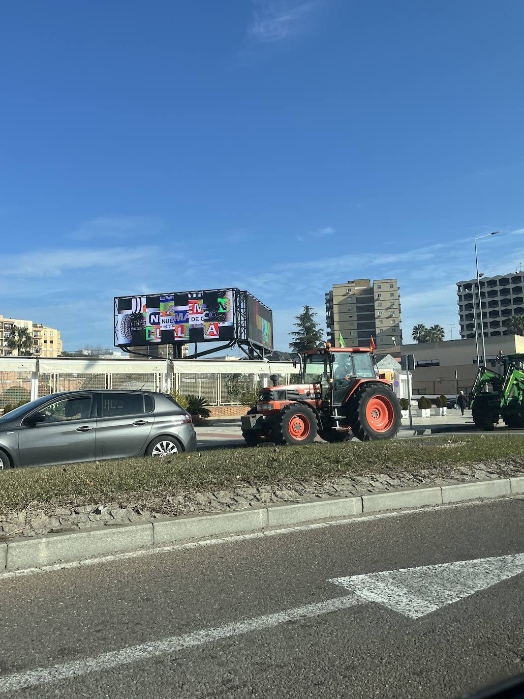 Tractores circulando por el centro de Badajoz