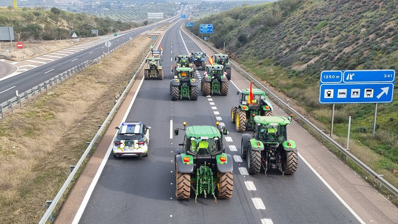 Los agricultores han bloqueado la A-5 a la altura de Mérida.