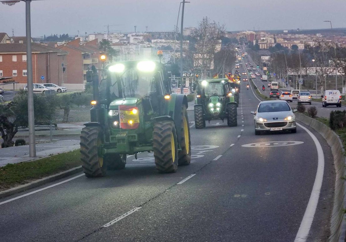 Tractoristas que ayer cruzaron Mérida y que ahora serán sancionados.