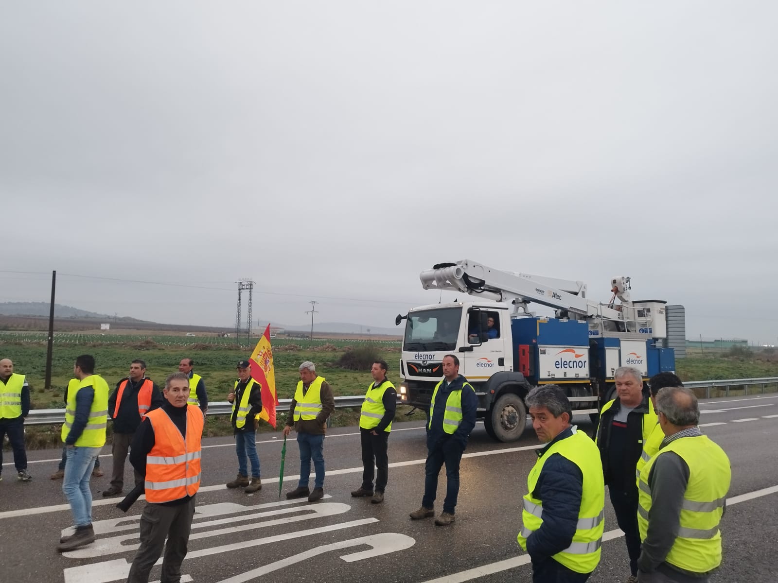 Agricultores y ganaderos cortan la carretera N430 a la altura de Santa Amalia