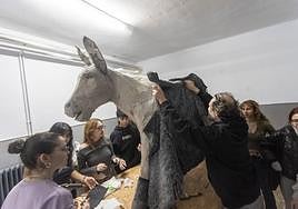 El burro confeccionado por alumnos del Al-Qázeres.
