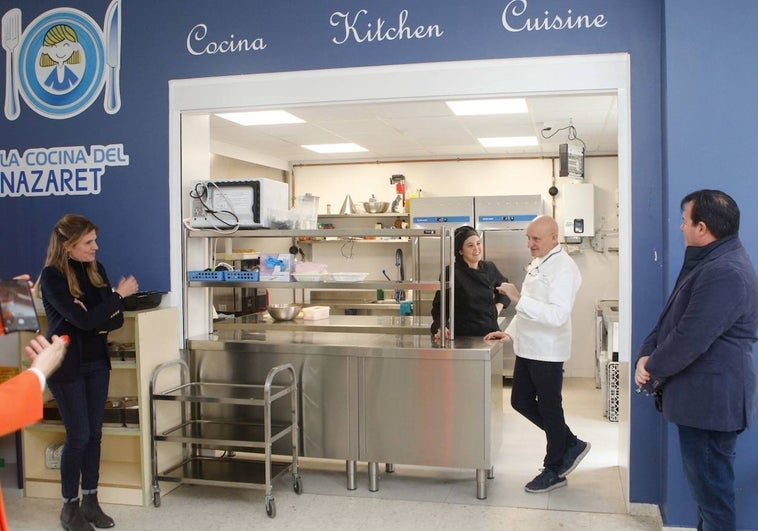 Toño Pérez, chef de Atrio, junto a la cocinera del colegio Nazaret y los directores de Primaria y Secundaria.