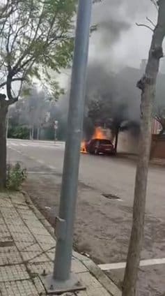 Un coche sale ardiendo en el residencial Gredos de Cáceres