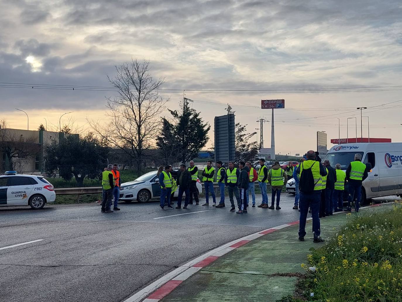 Concentración de agricultores en la rotonda de salida de la A-66 en Almendralejo.