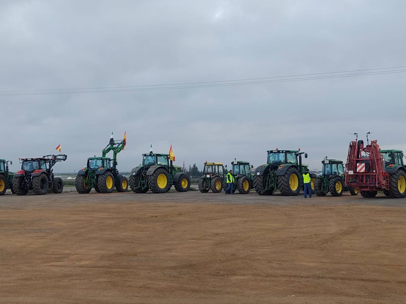 Concentración de agricultores en la rotonda de salida de la A-66 en Almendralejo.