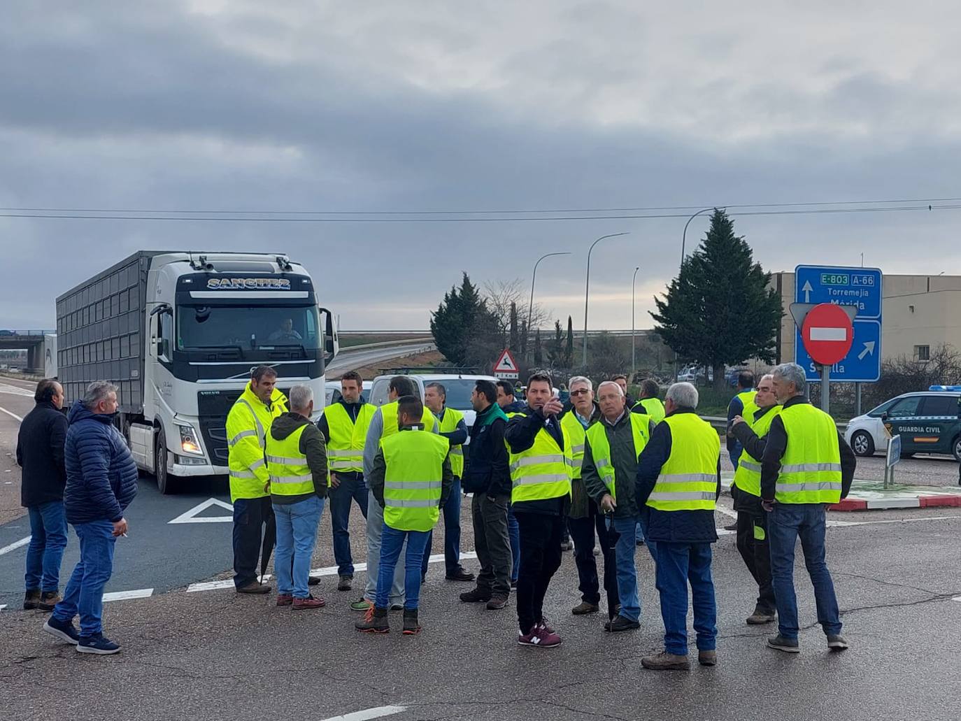 Concentración de agricultores en la rotonda de salida de la A-66 en Almendralejo.