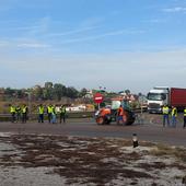 ¿Cuáles son las posibles multas a las que se enfrentan los agricultores por los cortes de carreteras?