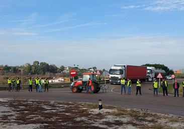 ¿Cuáles son las posibles multas a las que se enfrentan los agricultores por los cortes de carreteras?