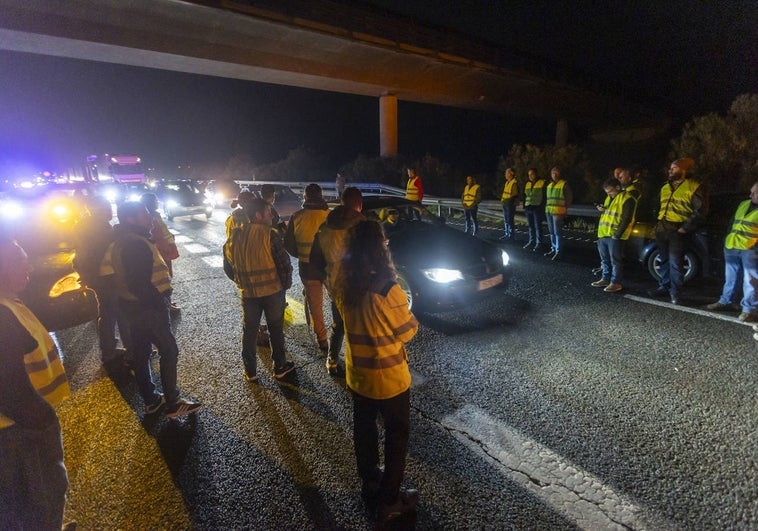 Trabajadores del campo cortando la A-66 desde primera hora de este miércoles.