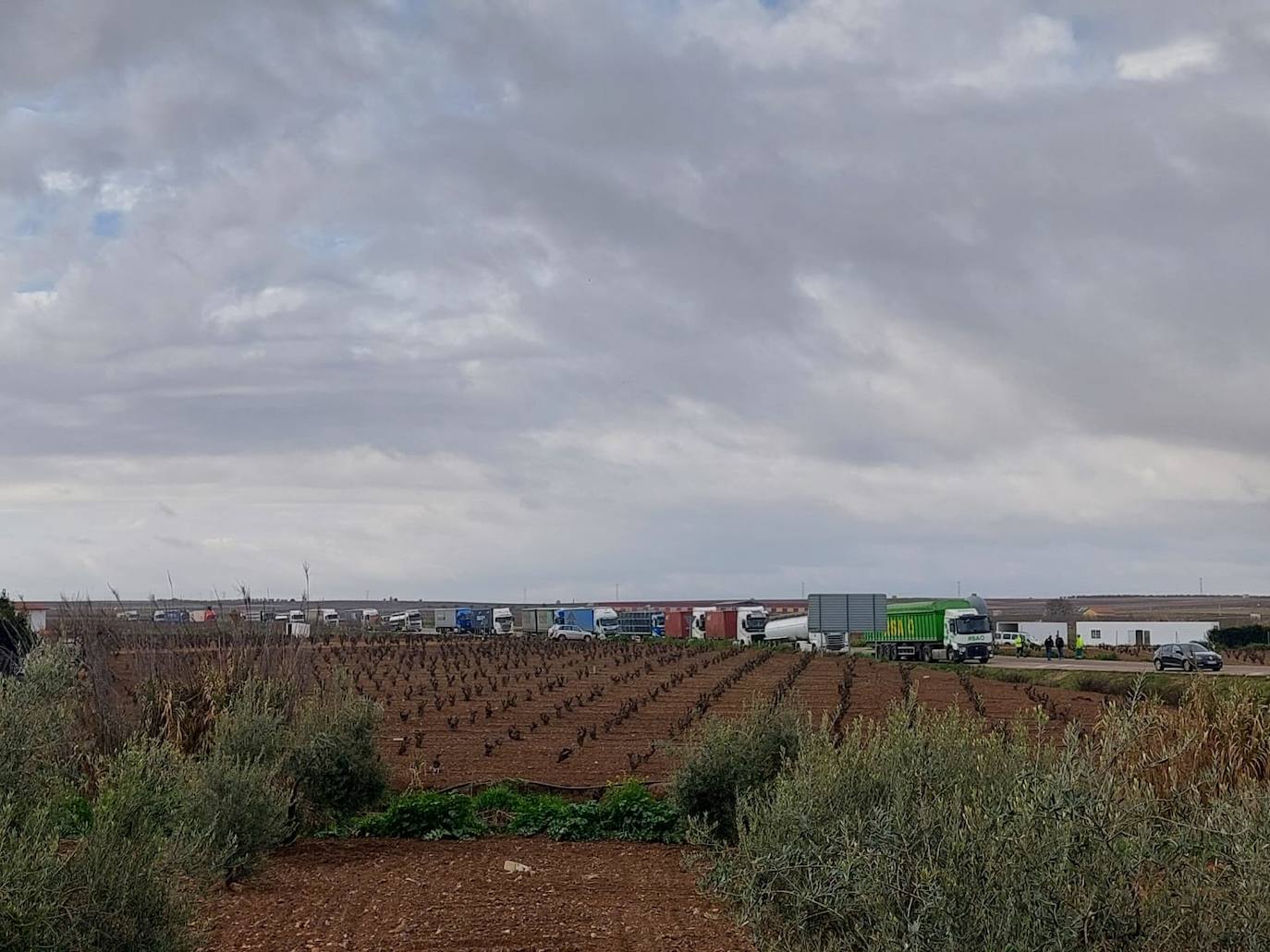 Intensas retenciones a la entrada de Almendralejo