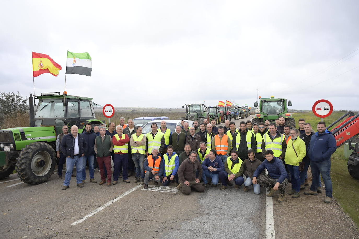 Concentración de tractores en la salida de la A-5, en el cruce con la carretera de Solana de los Barros 