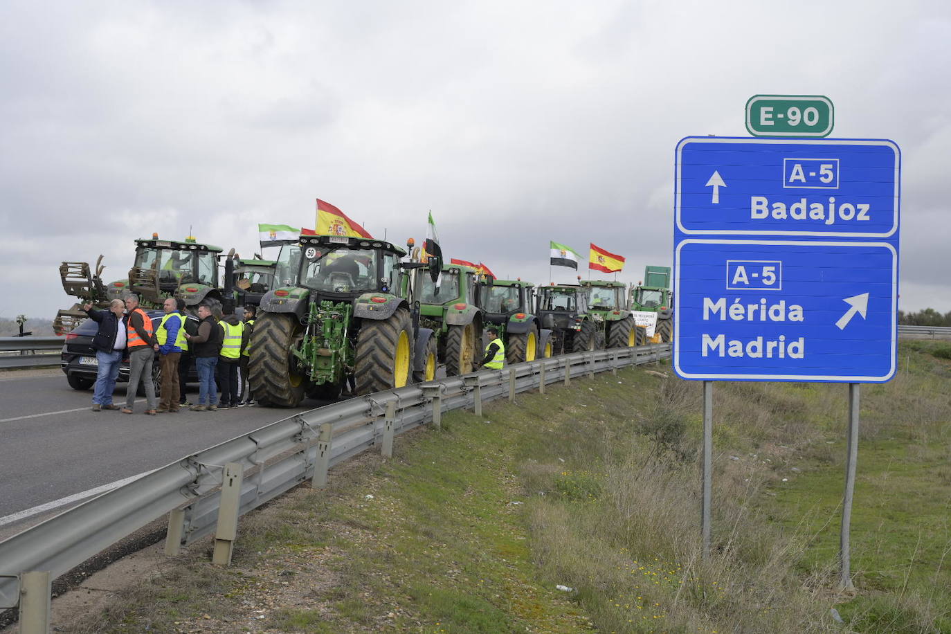 Concentración de tractores en la salida de la A-5, en el cruce con la carretera de Solana de los Barros 