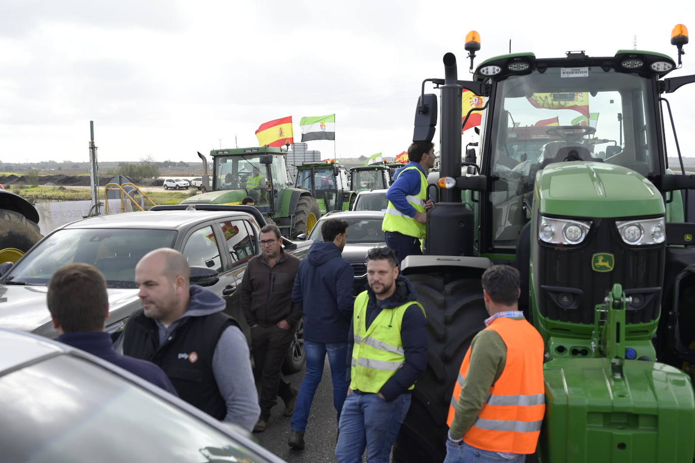 Concentración de tractores en la salida de la A-5, en el cruce con la carretera de Solana de los Barros 