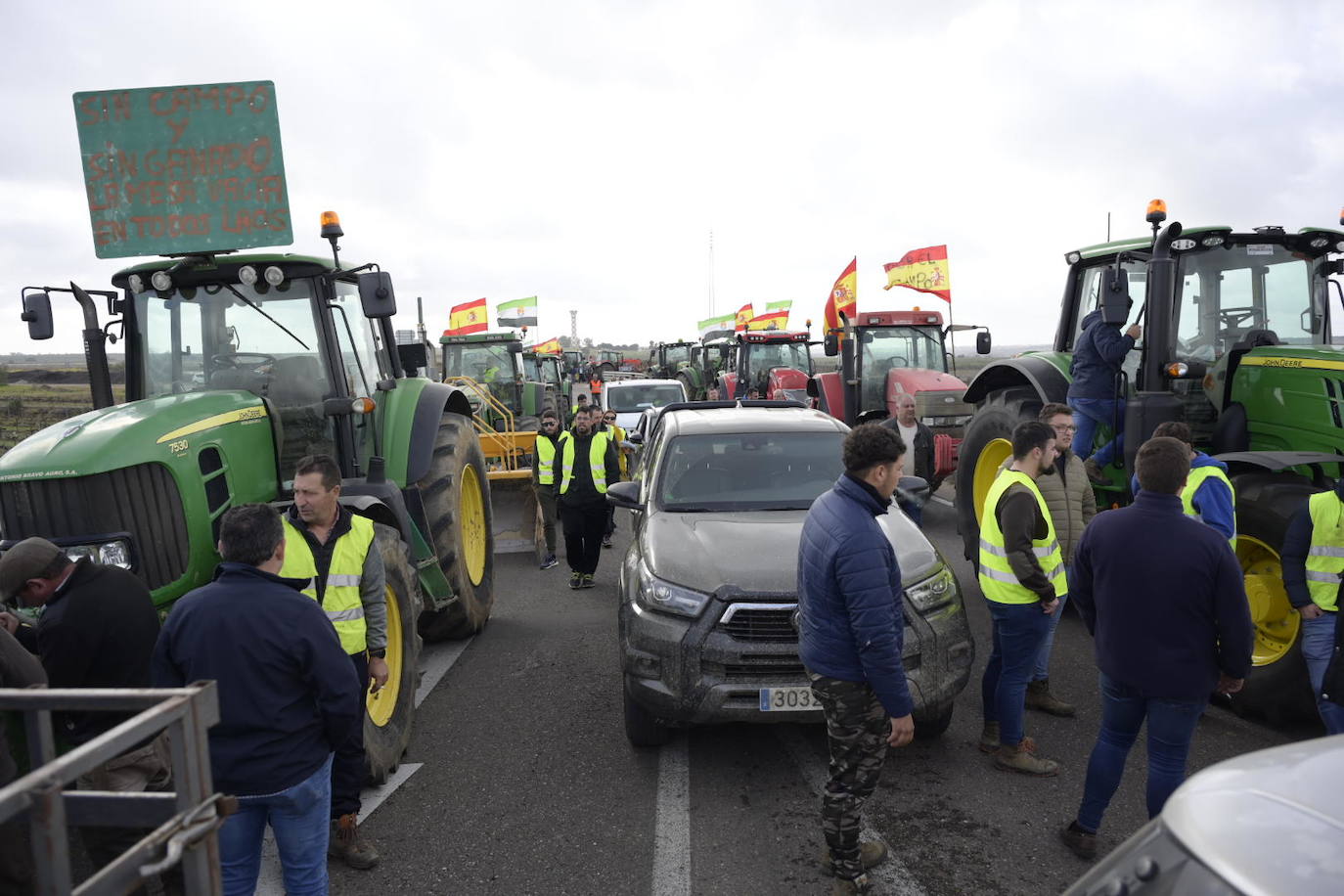 Concentración de tractores en la salida de la A-5, en el cruce con la carretera de Solana de los Barros 