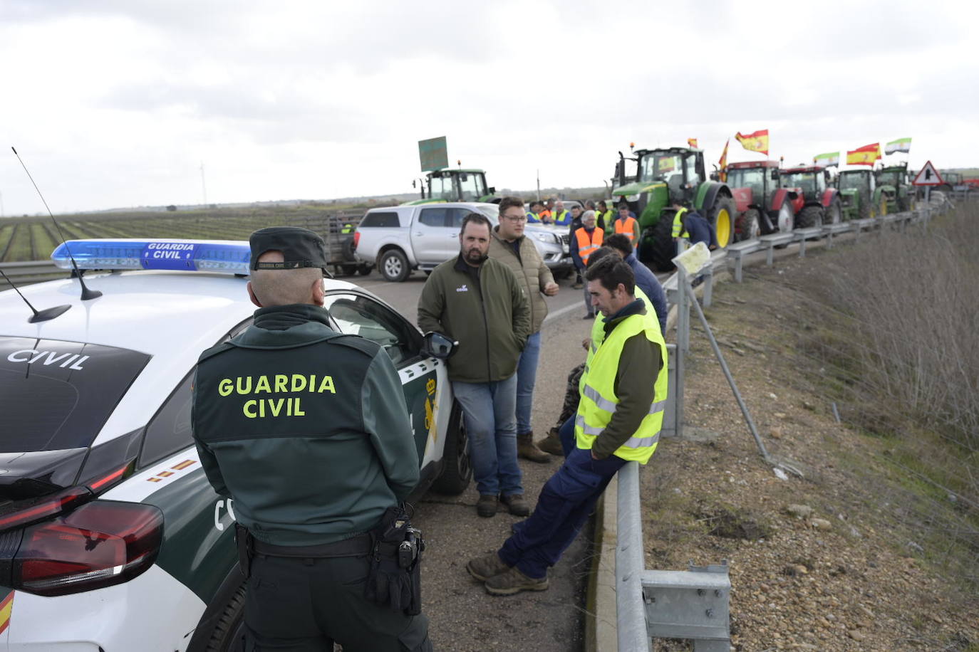 Concentración de tractores en la salida de la A-5, en el cruce con la carretera de Solana de los Barros 