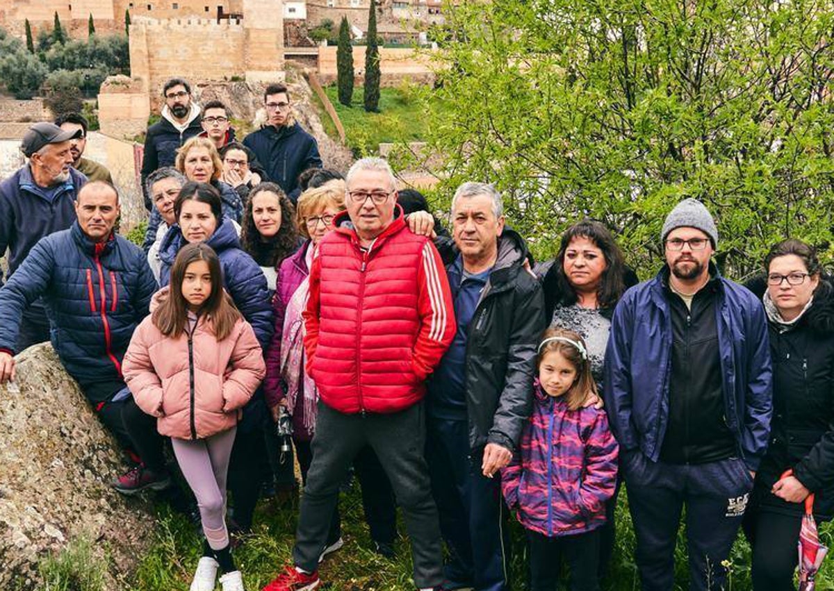 Imagen secundaria 1 - Arriba, casas que quedarían debajo del futuro mirador en una imagen que se entregó al Ayuntamiento por parte de los vecinos. Debajo, los residentes de San Marquino frente a la muralla. Sobre estas líneas, vistas desde la zona.