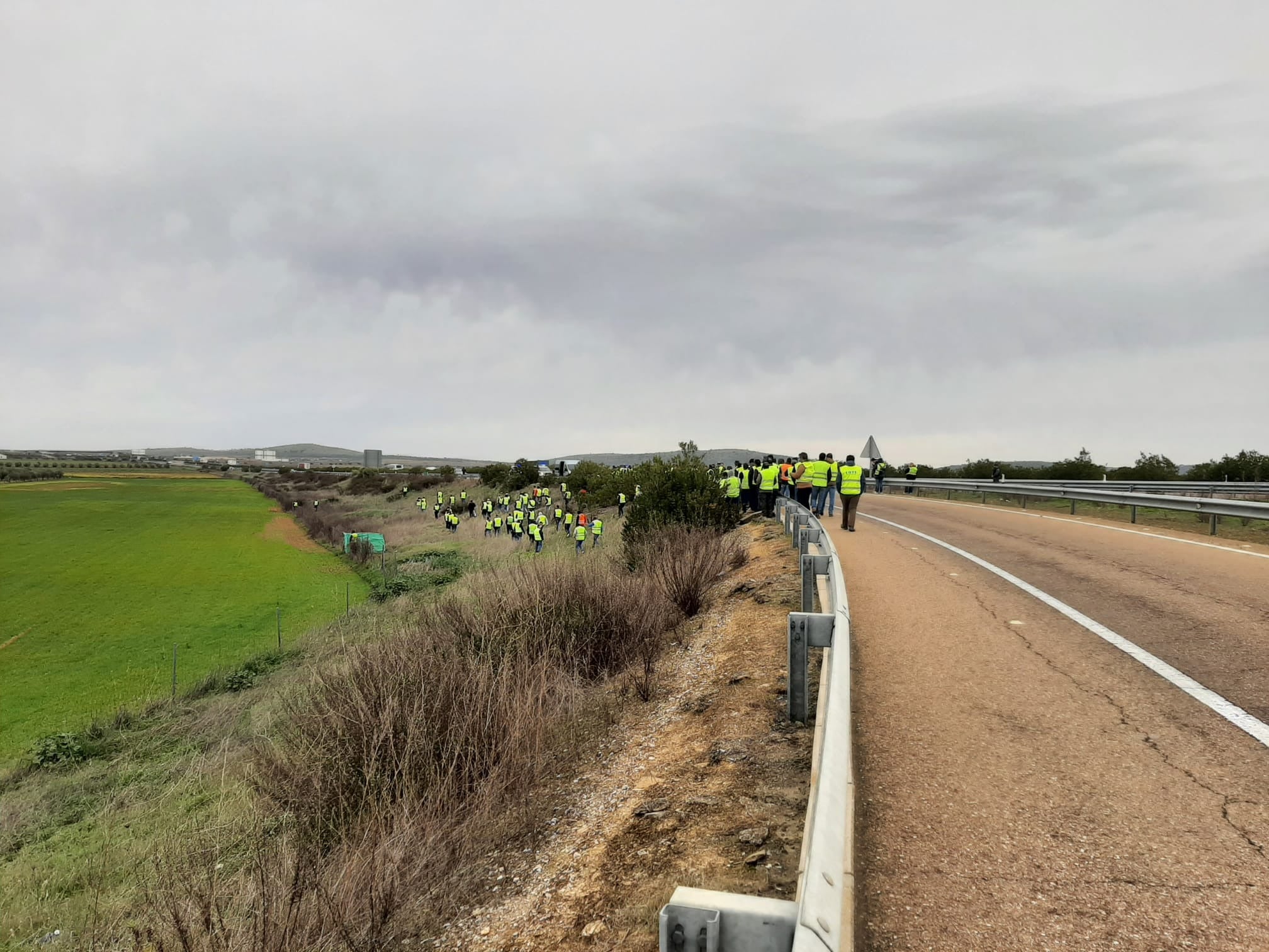 Manifestantes invaden caminando la A-66 a la altura de Zafra.