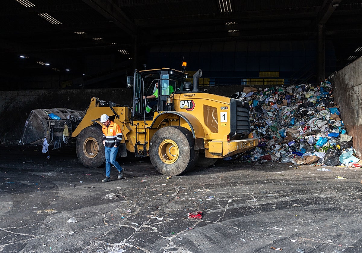 Playa de descarga de la planta donde se vacían los contenedores verdes.