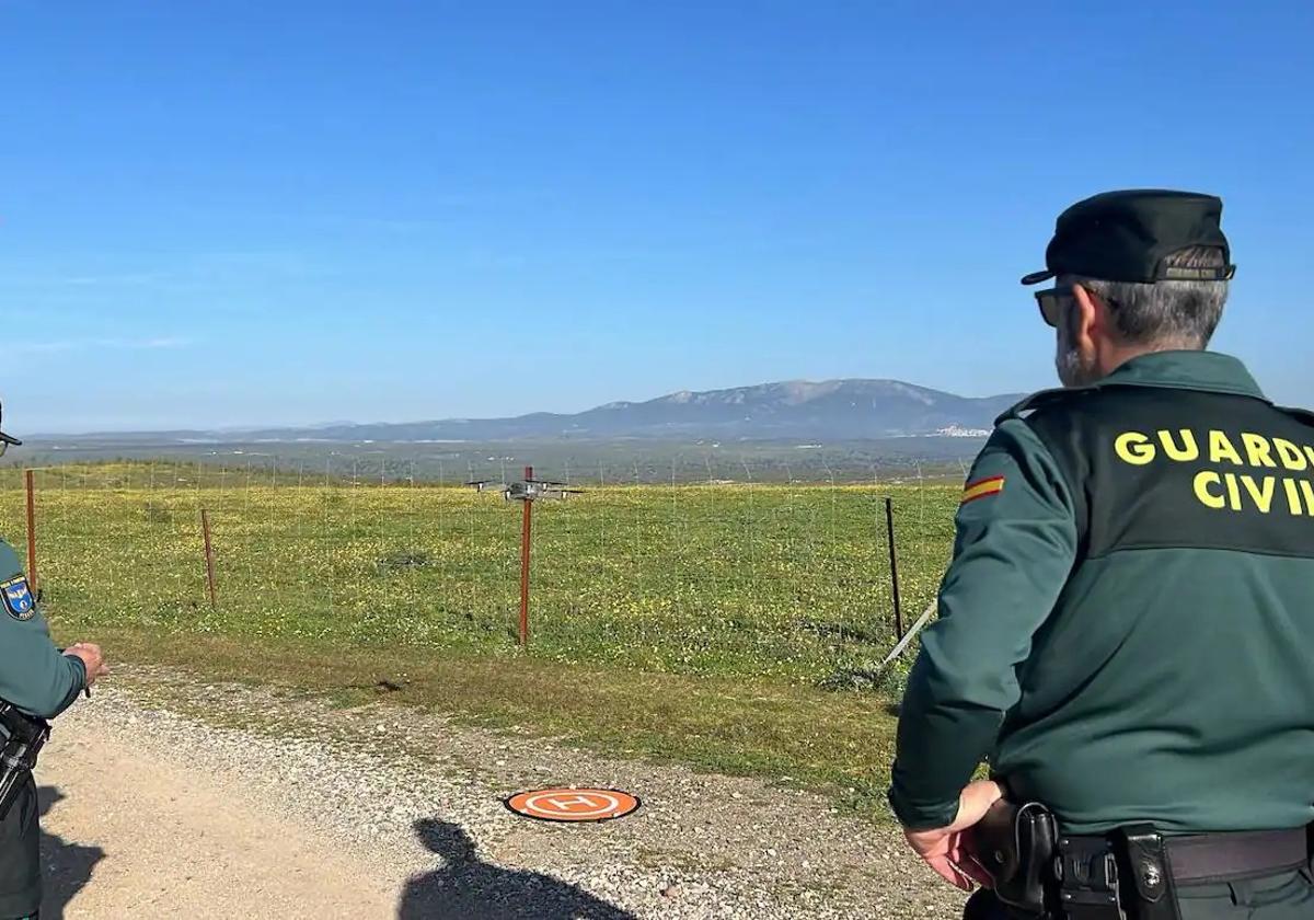 Agentes de la Guardia Civil en uno de los dispositivos de búsqueda realizados la semana pasada en Hinojal para buscar a Vicente Sánchez, que sigue también en paradero desconocido.