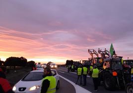 Fotos | El tráfico se ha visto afectado también este jueves por las protestas del campo