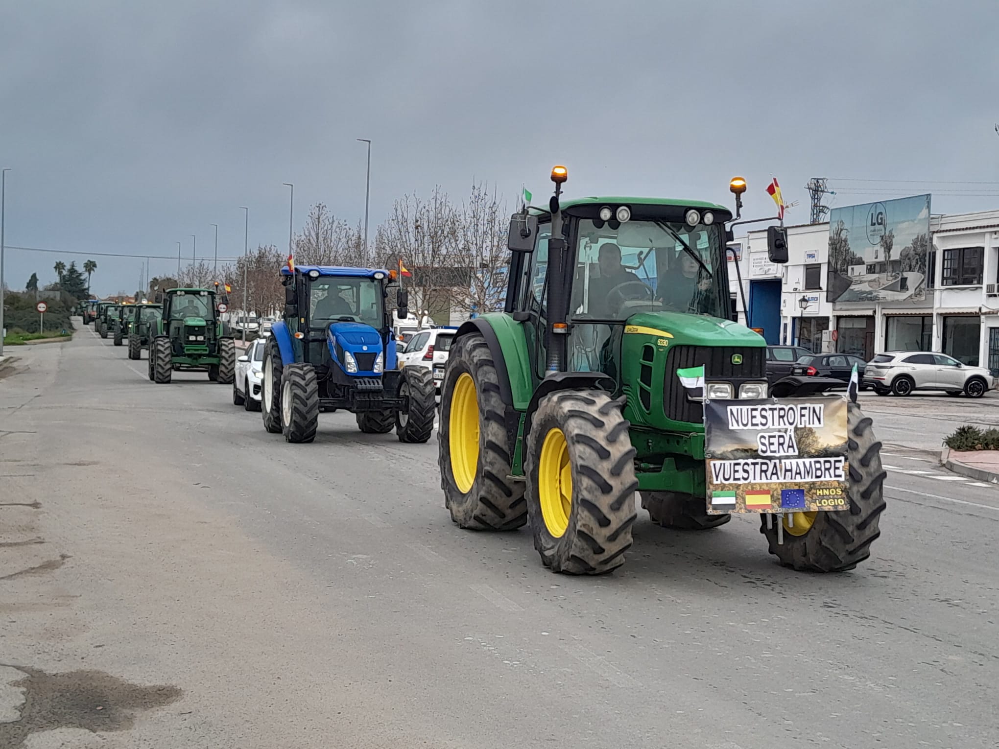 La tractorada que ha salido desde Santa Amalia rumbo a la rotonda de Ruecas.