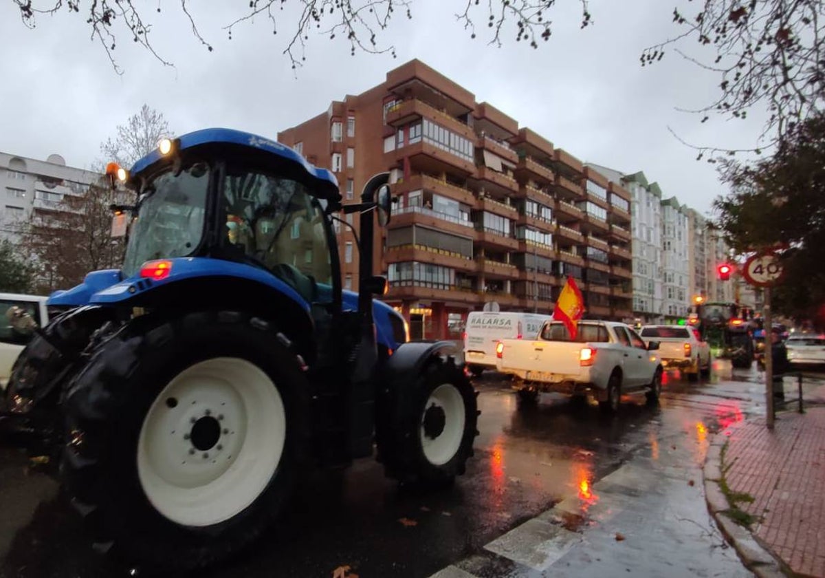 Tractores y vehículos de ganaderos y agricultores en la avenida Antonio Hurtado de Cáceres en la tarde de este miércoles.