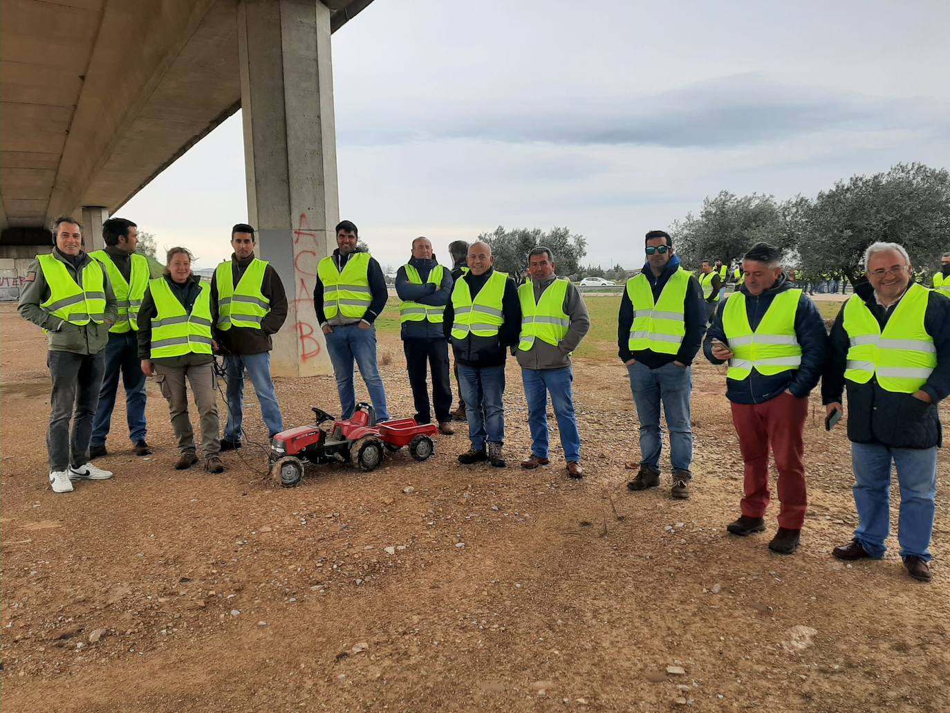 Concentración de agricultores en la N-432 cerca de Zafra.