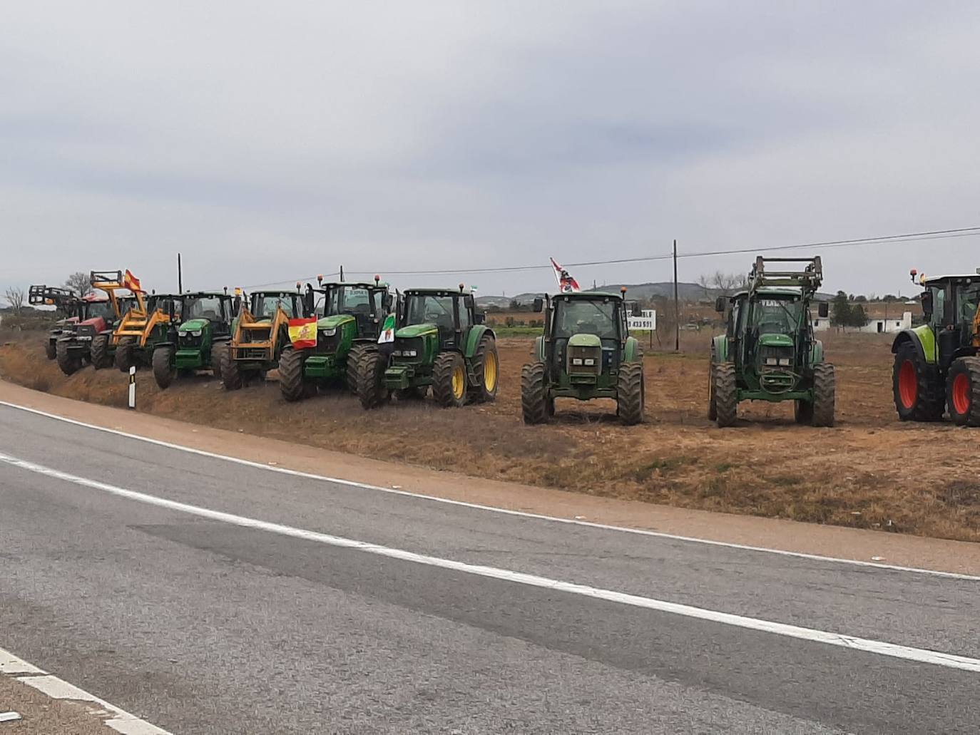 Tractores en la N-432 cerca de Zafra.