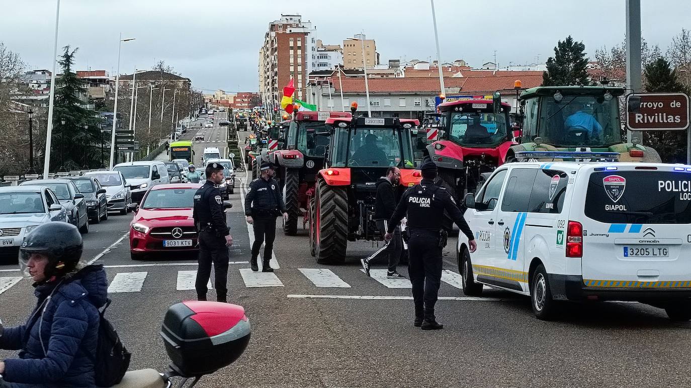 Fotos | Protesta de los agricultores este viernes en Badajoz