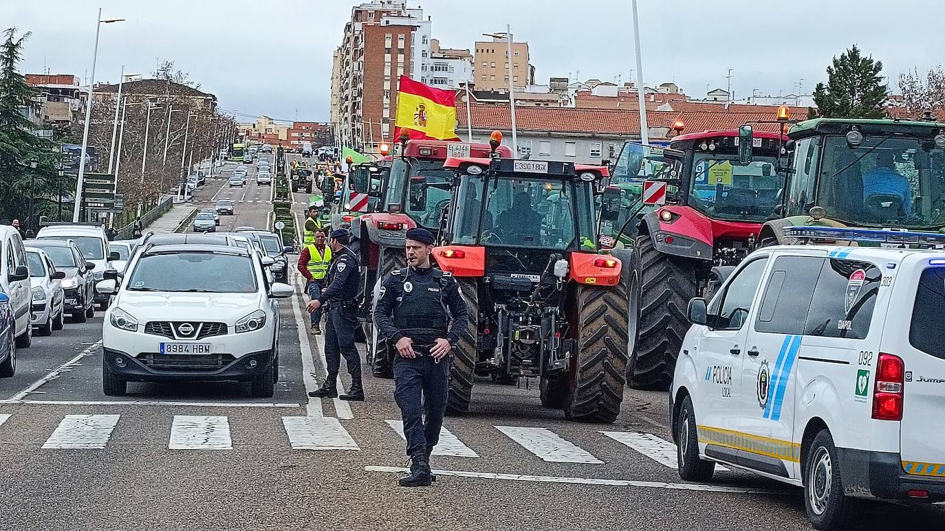 Fotos | Protesta de los agricultores este viernes en Badajoz