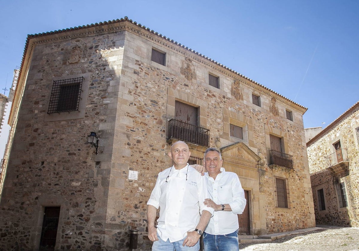 Toño Pérez y José Polo posan delante del edificio de la plaza de los Golfines tras adquirirlo en 2019.