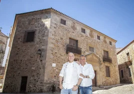 Toño Pérez y José Polo posan delante del edificio de la plaza de los Golfines tras adquirirlo en 2019.
