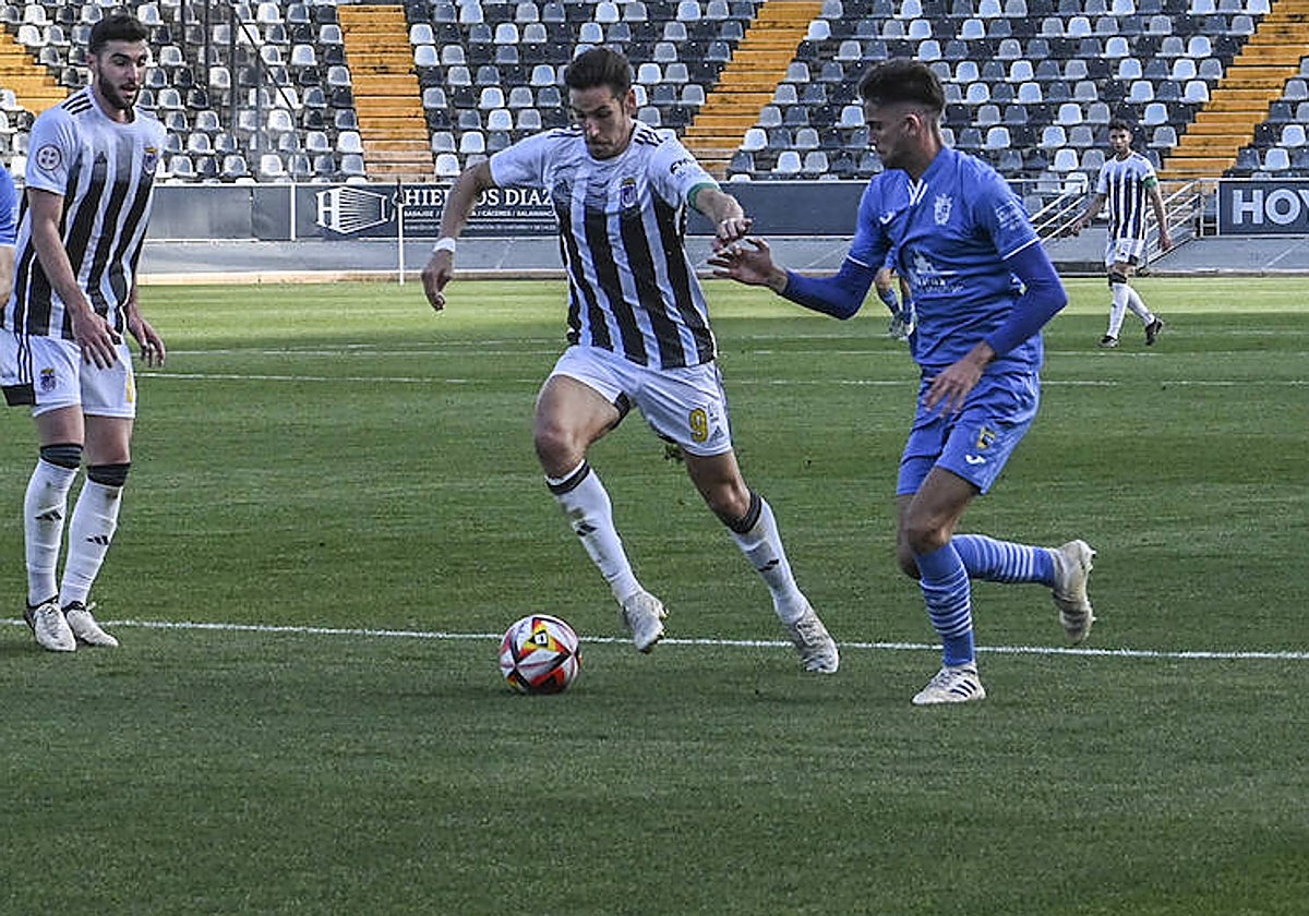 Álex Alegría en el duelo ante el Illescas, instantes antes de marcharse lesionado.