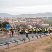 La Guardia Civil usa gas lacrimógeno para desalojar a los agricultores de la A-5 en Mérida