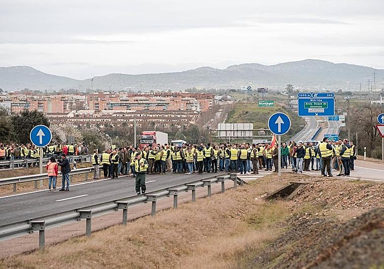 Manifestando cortando la autovía esta mañana poco después de las nueve.