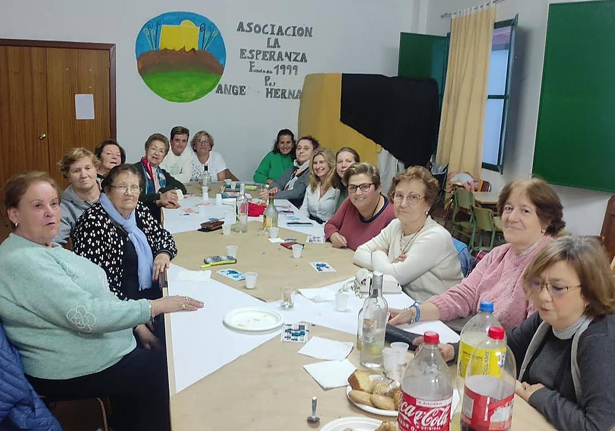 Imagen principal - Las asociacione de mujeres de la localidad celebraron ayer el Jueves de Comadres.