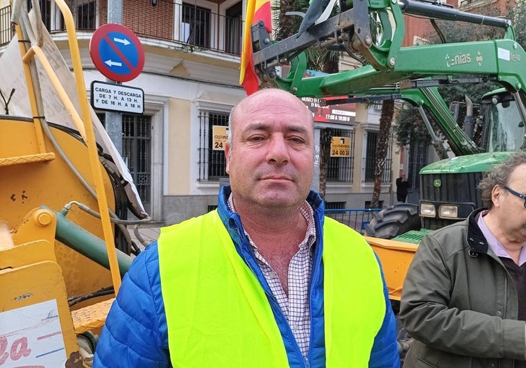 José Antonio Arrobas, agricultor de Talavera la Real esta mañana en Badajoz con su tractor.