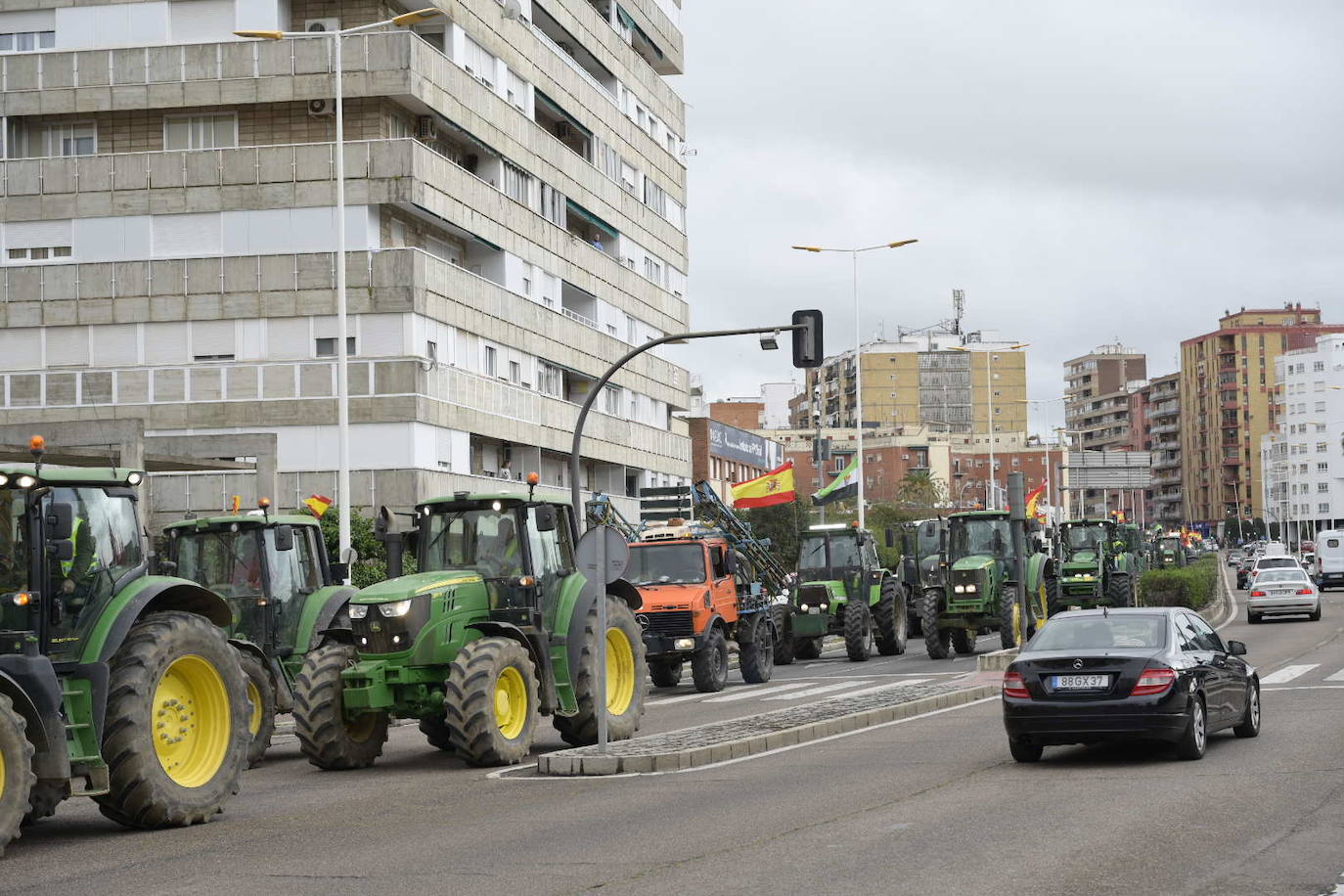 Tractores pasando por el centro de Badajoz.